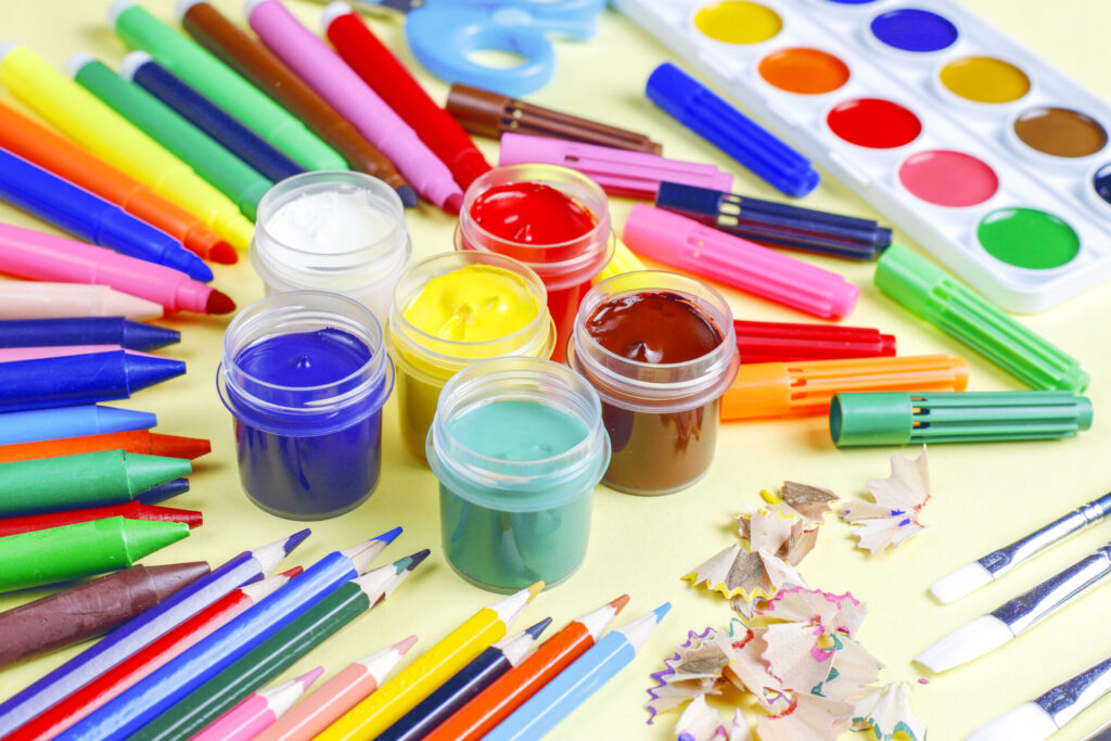 Bunte Farben Grundausstattung und Materialien zum Basteln