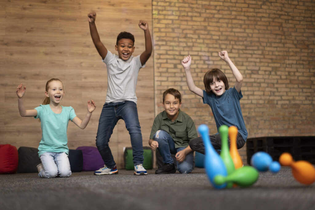 Spiele und Bewegungsspiele mit Kinder im Haus indoor