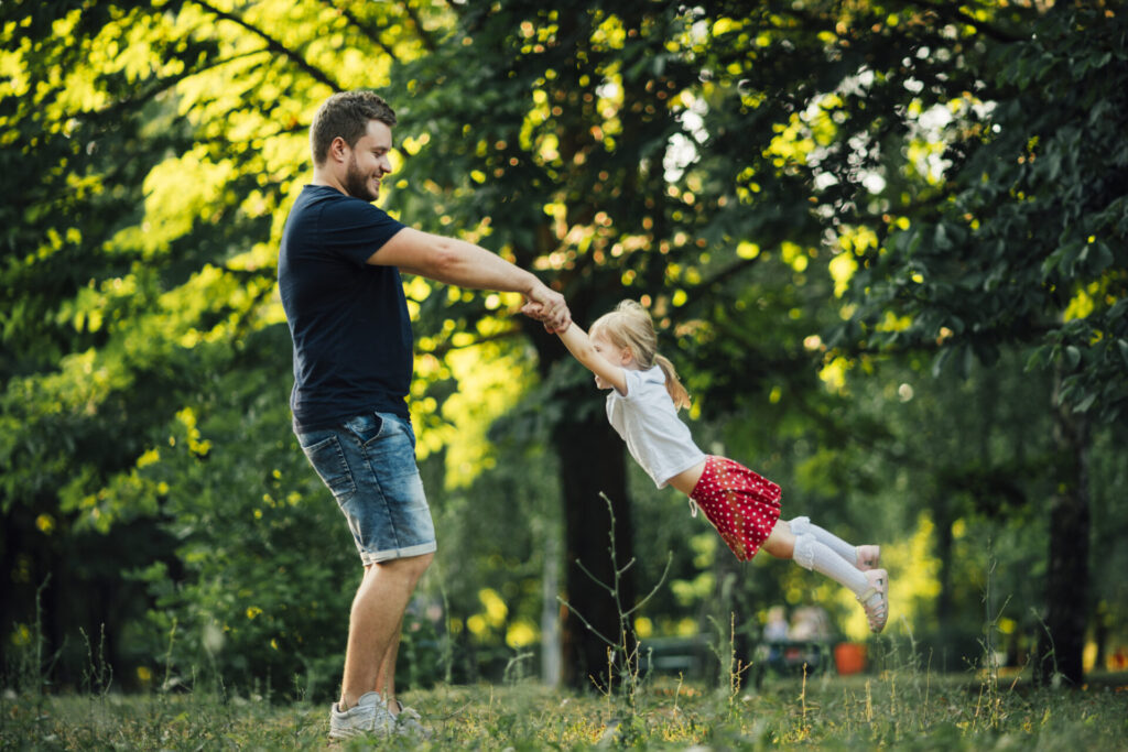 Vater mit Kind Aktivitäten mit Kindern